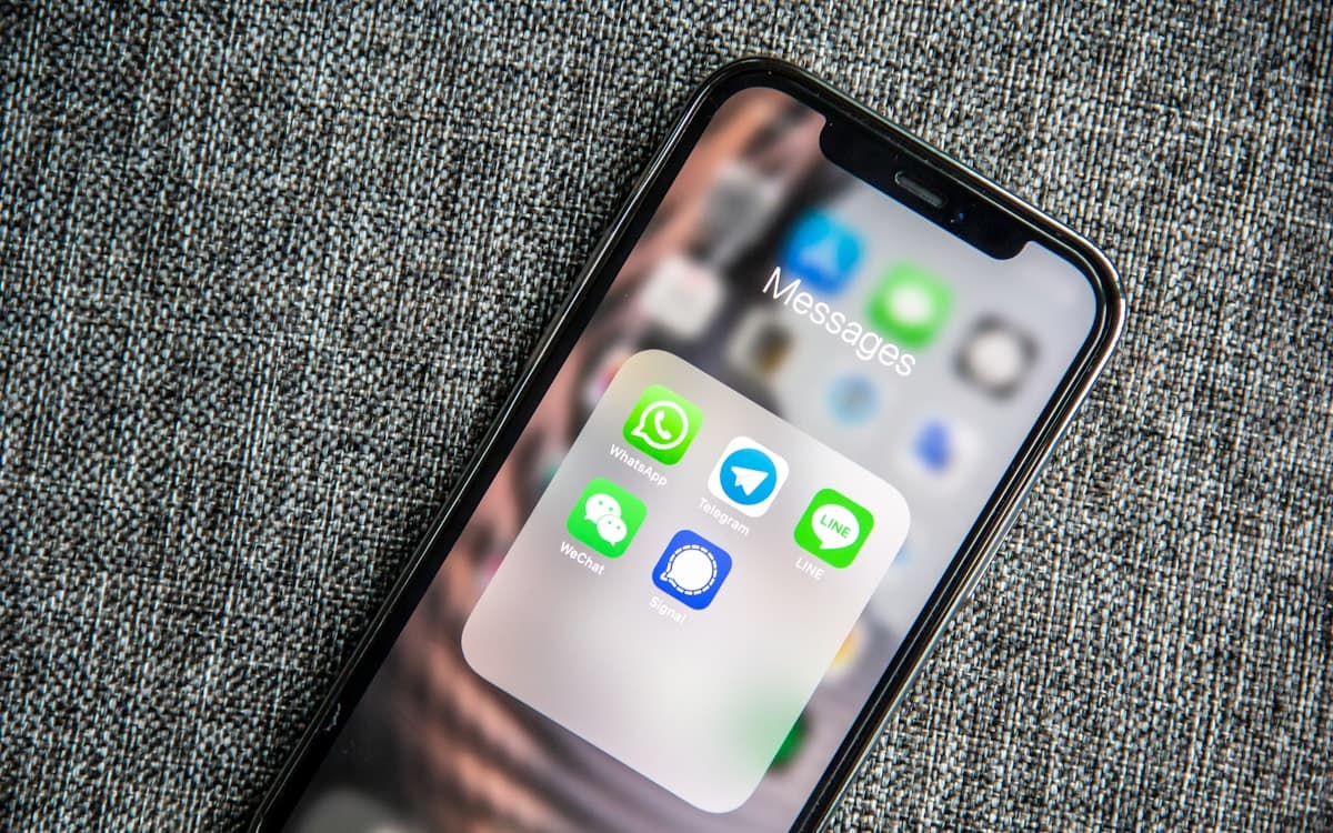 Celular mostrando o aplicativo WhatsApp